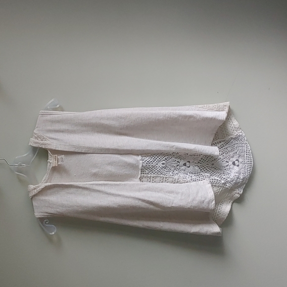 Daytrip. Women's Boho sleeveless crotcheted back Cardagian. Size large. - Picture 5 of 6